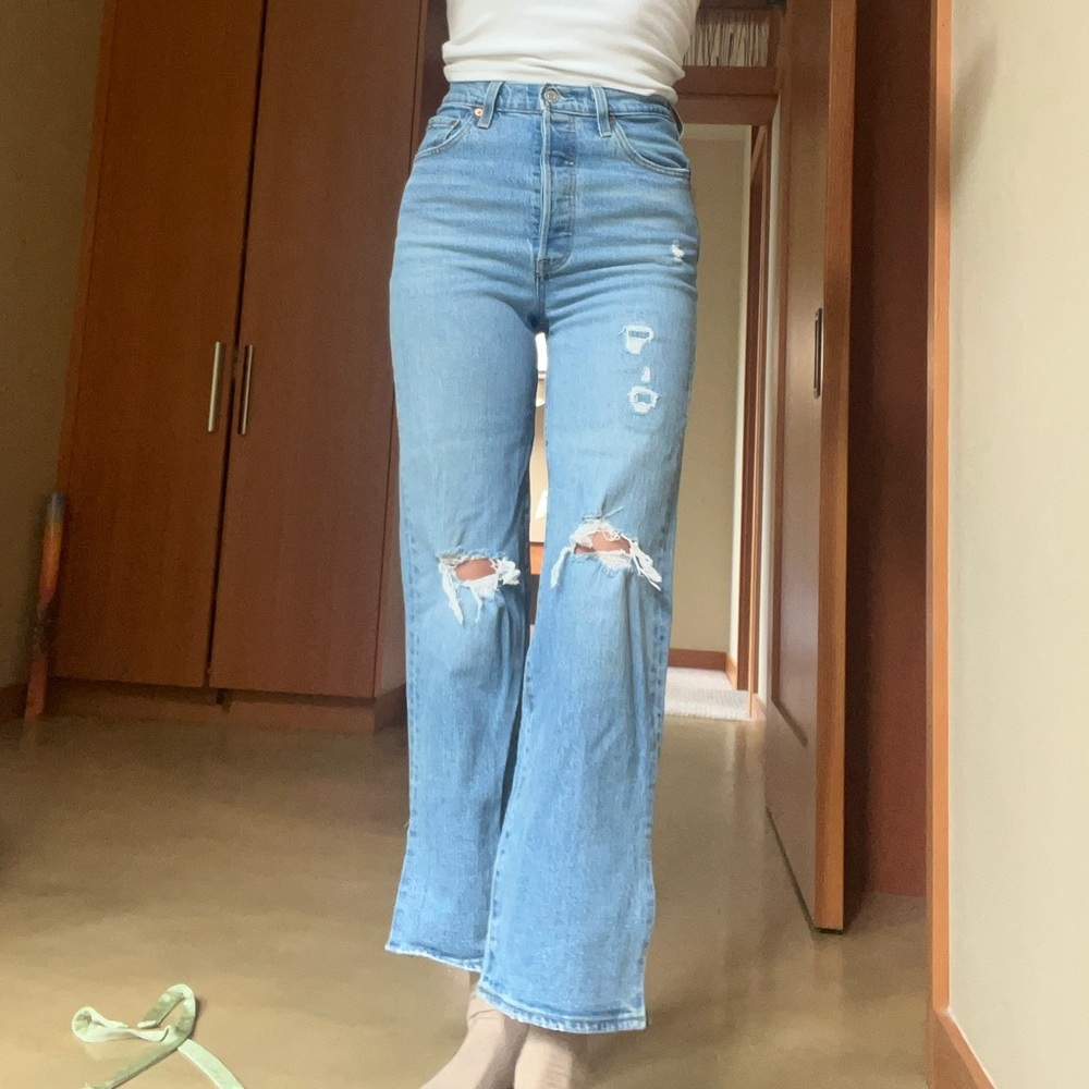 Levi’s ribcage straight distressed Jean